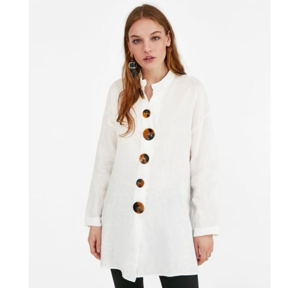 Zara 100% linen long sleeve blouse with interesting buttons. Size S